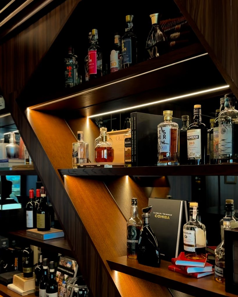 A visit to the Royal Cigar Lounge alcohol Polski Aficionado